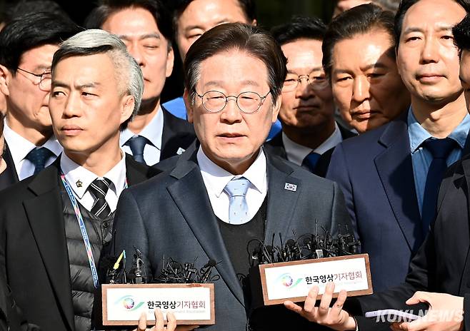 공직선거법 위반 항소심에서 무죄를 선고받은 이재명 더불어민주당 대표가 26일 오후 서울 서초구 서울고등법원에서 열린 공직선거법 위반 혐의 2심 선고 공판을 마친 뒤 입장을 밝히고 있다. 사진공동취재단