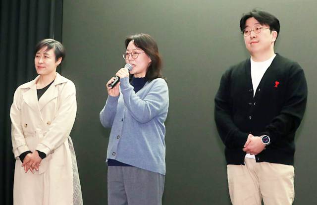 오디션 프로그램 ‘언더피프틴’ 제작사인 크레아 스튜디오 서혜진, 황인영 대표와 용석인 PD(왼쪽부터)가 25일 서울 마포구 스탠포드호텔 코리아에서 긴급 보고회를 열었다. 이들은 “‘성 상품화’ 콘셉트는 오해”라며 “재능 있는 알파 세대에게 재능을 보여줄 기회를 마련해주고 싶었다”고 해명했다. 뉴시스