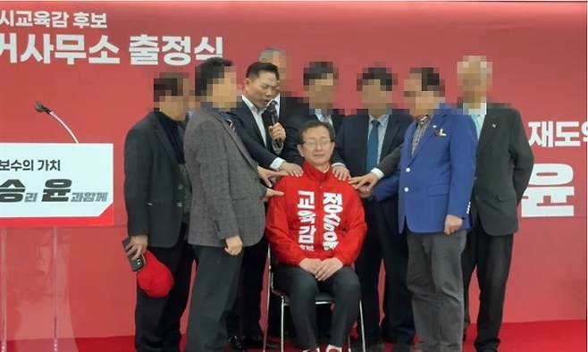 지난 20일 정승윤 부산교육감 후보 선거사무소에서 열린 출정식 예배에서 안수기도를 받고 있는 정승윤 후보. 이날 예배는 정 후보의 승리를 기원하며 진행됐다. 사진= 세계로교회 유튜브 영상 갈무리