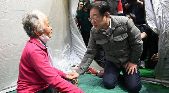 이재명 더불어민주당 대표가 26일 경북 안동체육관에 마련된 이재민 대피소를 찾아 한 이재민을 위로하고 있다. 이 대표는 이날 공직선거법 위반 사건 항소심에서 무죄가 선고되자 곧바로 고향인 안동으로 향했다.   안동=권현구 기자