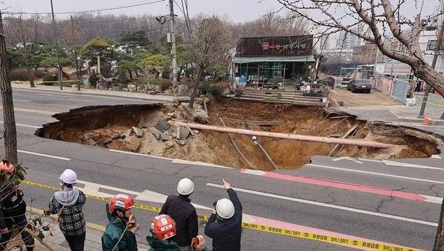 25일 강동구 대명초등학교 도로에서 전날 발생한 대형 땅꺼짐 현장의 모습. 연합뉴스