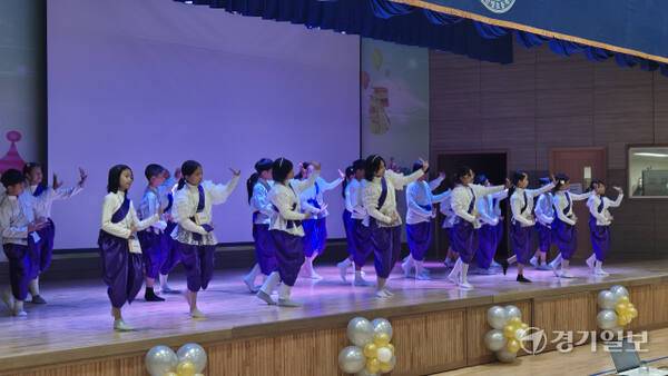 26일 오후 위례한빛초에서 진행 중인 디지털 활용 수업에 앞서 태국 마하사라캄 대학교 부설초 학생들이 태국 전통 공연을 펼치고 있다. 박용규기자