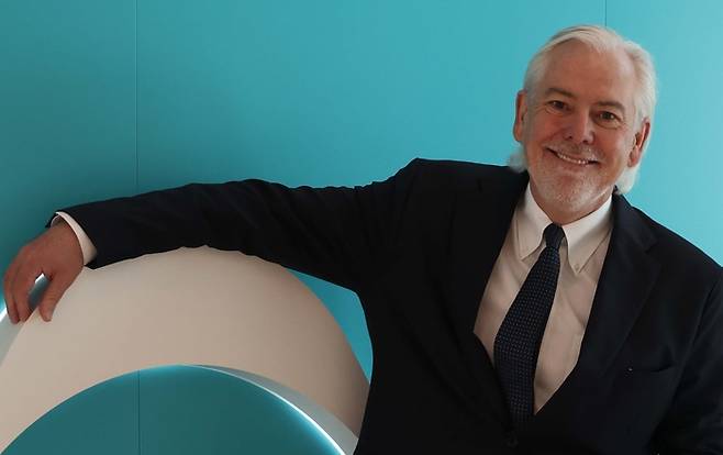 야체크 올차크 필립모리스인터내셔널 회장이 서울 영등포구 본사에서 기념촬영을 하고 있다. [한주형 기자]