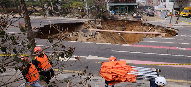서울 강동구 명일동 대명초 인근 사거리에서 지난 24일 땅이 꺼지는 싱크홀 사고가 발생했다. [사진 = 연합뉴스]