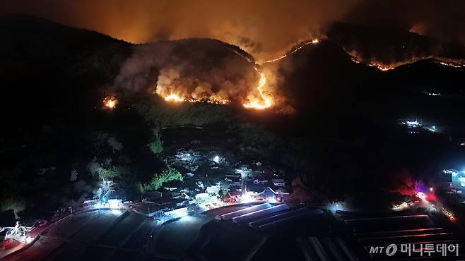[하동=뉴시스] 차용현 기자 = 26일 새벽 지난 21일 경남 산청군에서 발생한 대형 산불이 산등성이를 타고 하동군 옥종면 안계마을 인근으로 확산되면서 소방당국을 긴장케 하고 있다. 2025.03.26. con@newsis.com /사진=