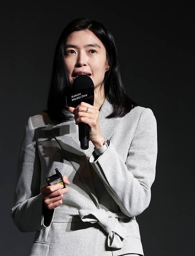 정신아 카카오 대표가 지난달 4일 서울 중구 플라자호텔에서 열린 오픈AI 전략적 제휴 체결 공동 기자간담회에서 발표를 하고 있다./사진-뉴스1