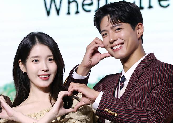 배우 아이유와 박보검(오른쪽)이 5일 서울 영등포구 콘래드 서울 호텔에서 열린 넷플릭스 시리즈 '폭싹 속았수다' 제작발표회에서 포즈를 취하고 있다. /사진=뉴스1