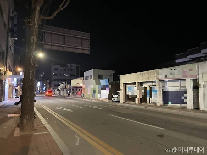 25일 저녁 경북 안동시 태화동 인근 거리는 상업 시설이 모두 영업을 종료해 한산한 모습을 보였다. /사진= 이지현 기자.