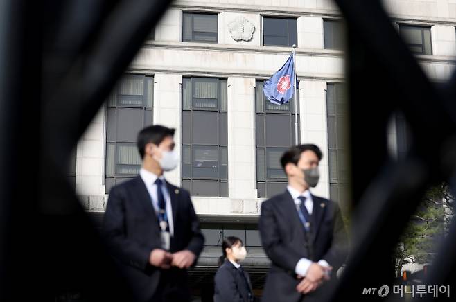 [서울=뉴시스] 김진아 기자 = 윤석열 대통령에 대한 탄핵심판 선고가 늦어지고 있는 26일 오전 서울 종로구 헌법재판소 앞이 통제되고 있다. 2025.03.26. bluesoda@newsis.com /사진=김진아