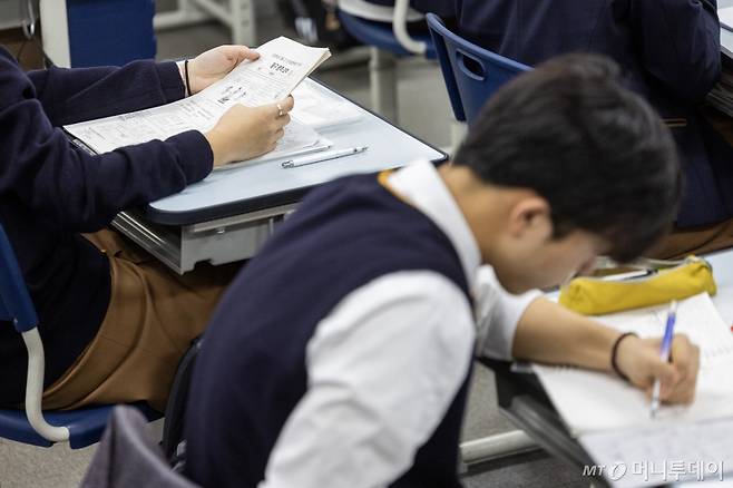2025년 3월 전국연합 학력평가가 실시된 26일 오전 서울 금천구 금천고등학교에서 학생들이 시험 준비를 하고 있다/사진=공동취재단 /사진=(서울=뉴스1) 사진공동취재단