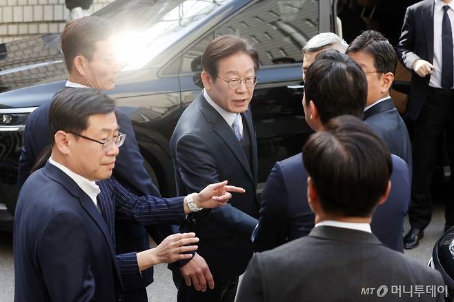 [서울=뉴시스] 사진공동취재단 = 이재명 더불어민주당 대표가 26일 서울 서초구 서울고등법원에서 열린 공직선거법 위반 혐의 항소심 선고 공판에서 무죄를 선고받은 뒤 동료 의원들과 인사하고 있다. 2025.03.26. photo@newsis.com /사진=최동준