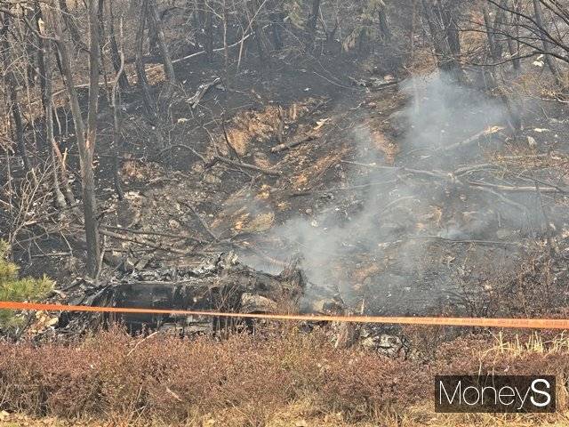 26일 오후 12시51분 쯤 의성군 신평면 교안리에서강원도 인제군 소속의 S-76 기종 임차 헬기가 추락했다./사진=황재윤 기자