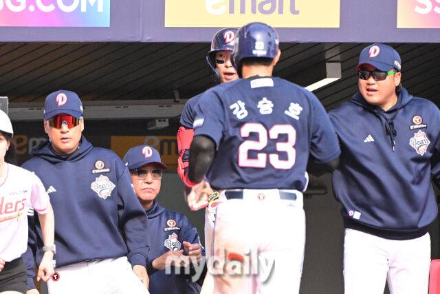 두산 이승엽 감독이 23일 오후 인천 SSG랜더스필드에서 진행된 ‘2025 신한 SOL BANK KBO리그’ 두산-SSG의 경기 6회초 득점을 올린 강승호를 바라보고 있다./마이데일리