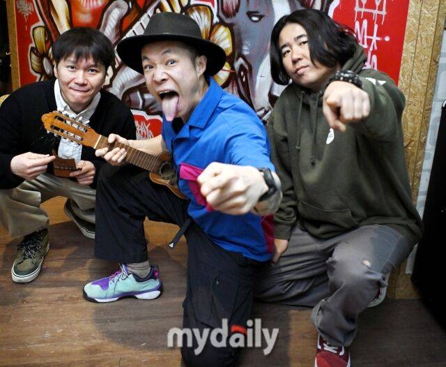 지난 19일 최근 연습실로 사용 중인 망원동 불리스튜디오에서 밴드 '레이지본'을 만났다. 왼쪽부터 임준규, 준다이, 안경순. /송일섭 기자