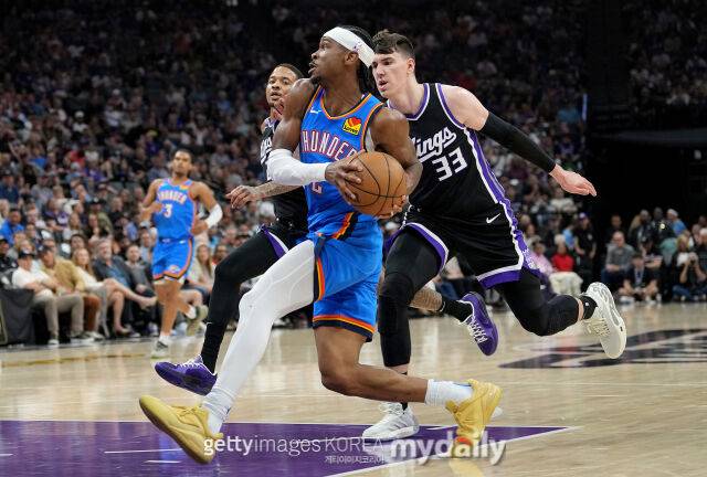 새크라멘토 수비를 뚫고 레이업을 시도하는 SGA(앞 2번). /게티이미지코리아