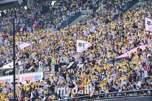 22일 서울 잠실야구장에서 열린 '2025 신한 SOL BANK KBO리그' 롯데 자이언츠와 LG 트윈스 개막전 경기. LG 팬이 열렬히 응원을 보내고 있다./마이데일리