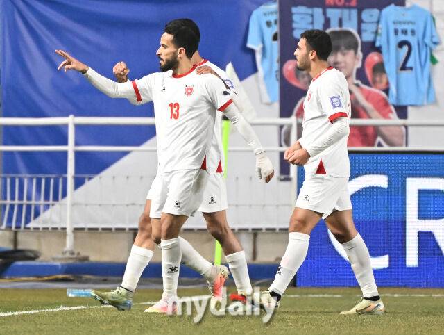 요르단 마흐무드 알 마르디가 25일 오후 경기도 수원시 수원월드컵경기장에서 열린 '2026 북중미 월드컵 아시아지역 3차예선 B조 8차전' 대한민국과 요르단의 경기에서 전반 30분 동점골을 넣은 뒤 환호하고 있다./마이데일리 DB