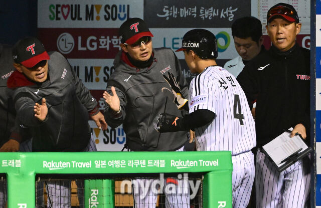 2025년 3월 26일 오후 서울잠실구장에서 진행된 '2025 신한 SOL뱅크 KBO 리그' 한화 이글스와 LG 트윈스의 경기. LG 3루 주자 신민재가 3회말 1사 3루서 문성주의 좌익수 희생 플라이때 홈을 밟고 염경엽 감독의 축하를 받고 있다./잠실 = 유진형 기자