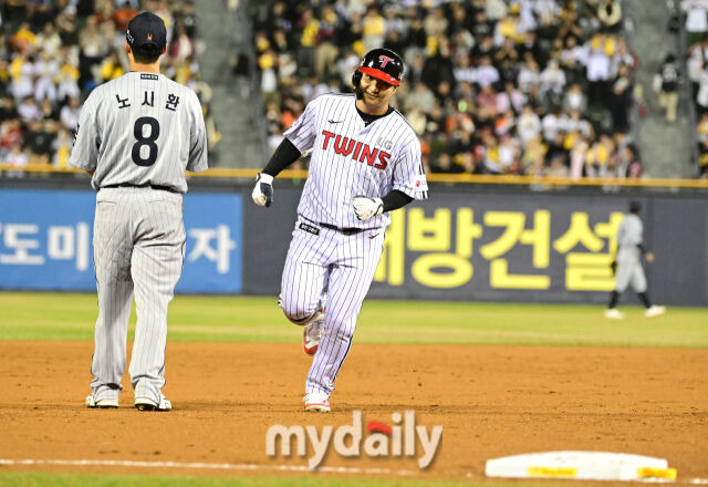 2025년 3월 26일 오후 서울잠실구장에서 진행된 '2025 신한 SOL뱅크 KBO 리그' 한화 이글스와 LG 트윈스의 경기. LG 문보경이 3회말 선두타자 홈런을 친 뒤 그라운드를 돌고 있다./잠실 = 유진형 기자