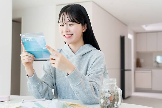 기준금리 인하 기조로 시중은행과 저축은행의 금리가 줄줄이 내리는 가운데 연 최대 8% 금리를 제공하는 상품이 출시됐다. [게티이미지뱅크]