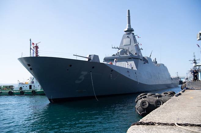 일본 자위대 의 노시로 프리깃함이 26일 필리핀 마닐라의 해군 기지에 정박할 준비를 하고 있다. [AFP]