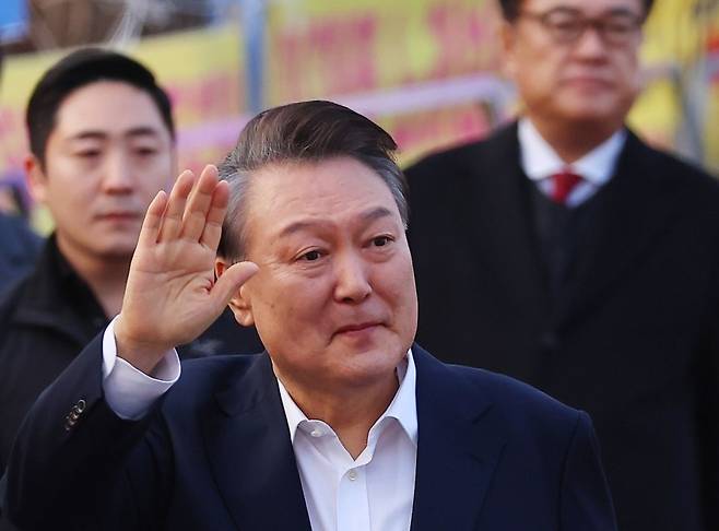 윤석열 대통령이 지난 8일 경기도 의왕시 서울구치소를 나서며 지지자들에게 인사하고 있다. [연합]