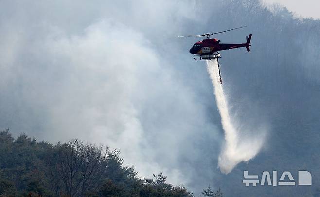 [의성=뉴시스] 이무열 기자 = 경북 의성군 산불 발생 나흘째인 25일 비안면 산제리 철파리 한 야산에서 산불진화헬기가 진화작업을 하고 있다. 2025.03.25. lmy@newsis.com