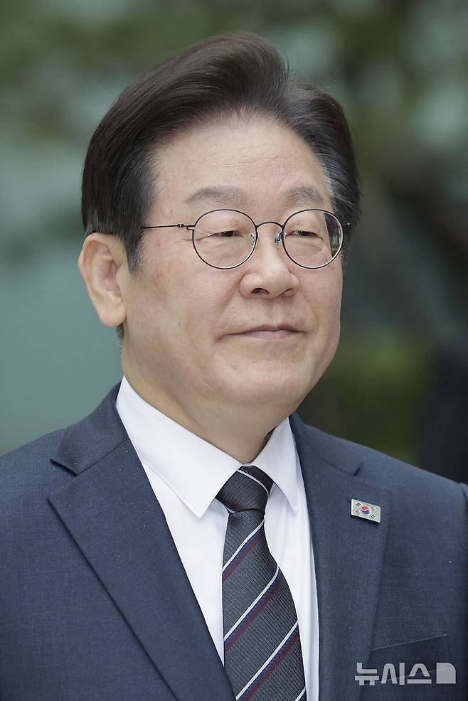 [서울=뉴시스] 최동준 기자 = 이재명 더불어민주당 대표가 25일 서울 서초구 서울중앙지방법원에서 열린 대장동 배임 및 성남FC 뇌물 의혹 오전 공판을 마친 뒤 법원을 나서고 있다. 2025.03.25. photocdj@newsis.com