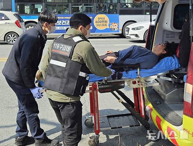 [청주=뉴시스] 이도근 기자= 윤석열 대통령의 즉각 파면을 촉구하며 지난 13일부터 충북 청주시 상당구 문화동 충북도청 서문 앞에서 단식 농성에 나섰던 차순애 더민주충북혁신회의 상임위원이 20일 오전 탈진 증세를 보여 병원으로 이송되고 있다. 2025.03.20. nulha@newsis.com