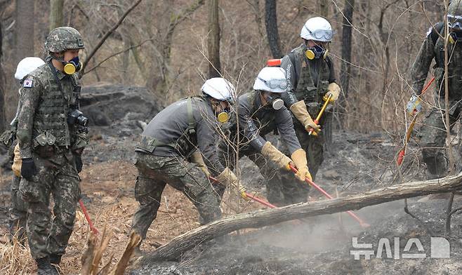 [울산=뉴시스] 배병수 기자 = 울산 울주군 온양읍 산불 사흘째인 24일 53사단 장병들이 화재현장에서 잔불 정리를 하고있다. 2025.03.24.bbs@newsis.com.