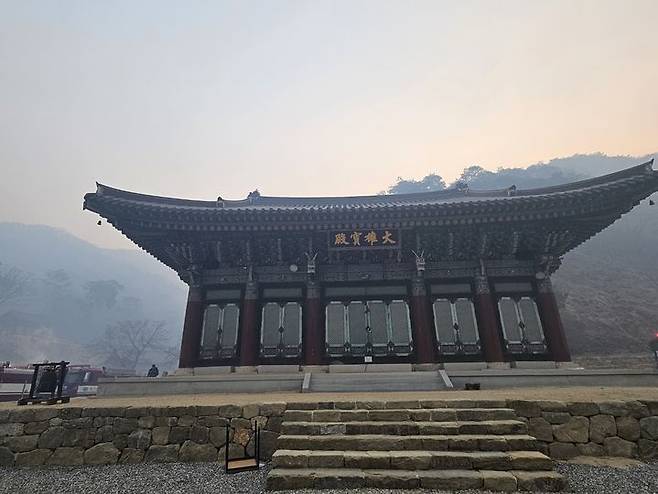 [의성=뉴시스] 의성산불에서 살아 남은 고운사 대웅보전. 2025.03.26. (사진=독자 제공) photo@newsis.com *재판매 및 DB 금지