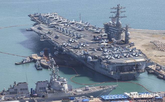 [부산=뉴시스] 사진공동취재단 = 28일 부산 작전기지에 미 핵 추진 항공모함 니미츠(CVN-68)가 입항해 있다. 니미츠호를 포함한 미 제11항모강습단은 전날 제주 남방 공해상에서 해군과 연합해상훈련을 펼쳤다. 2023.03.28. photo@newsis.com