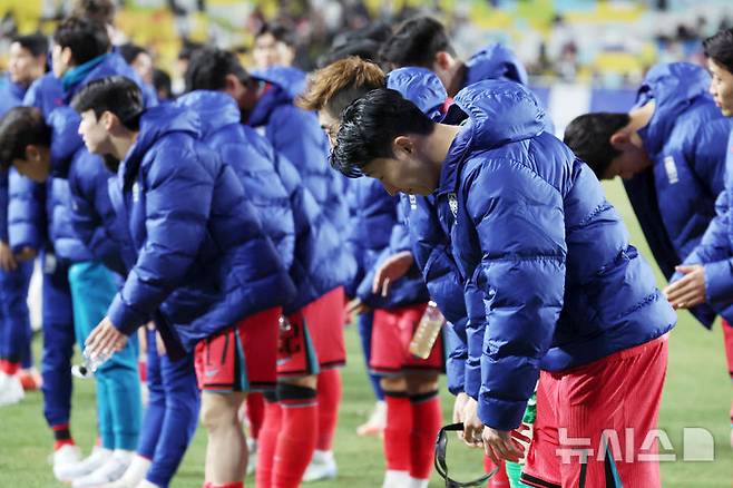 [수원=뉴시스] 김명년 기자 = 지난 25일 경기 수원시 수원월드컵경기장에서 열린 2026 국제축구연맹(FIFA) 북중미 월드컵 아시아 지역 3차 예선 B조 8차전 대한민국과 요르단의 경기, 1-1 무승부로 경기를 마친 대한민국 손흥민이 팬들에게 인사하고 있다. 2025.03.25. kmn@newsis.com