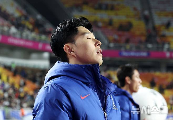 [수원=뉴시스] 김명년 기자 = 지난 25일 경기 수원시 수원월드컵경기장에서 열린 2026 국제축구연맹(FIFA) 북중미 월드컵 아시아 지역 3차 예선 B조 8차전 대한민국과 요르단의 경기, 1-1 무승부로 경기를 마친 대한민국 손흥민이 생각에 잠겨있다. 2025.03.25. kmn@newsis.com