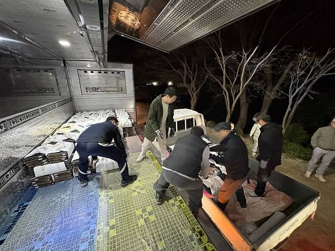 [영주=뉴시스] 봉화 산불이 가까이 접근함에 따라 영주 부석사에서 국가유산을 긴급 이송 작업이 진행되고 있다. 2025.03.26. (사진=영주시 제공) photo@newsis.com *재판매 및 DB 금지