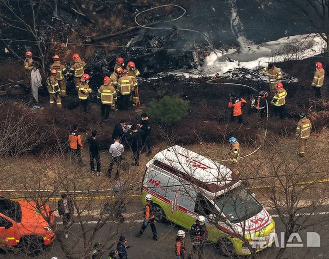 [의성=뉴시스] 김금보 기자 = 26일 오후 경북 의성군 신평면 교안리 493번지 일대에서 소방대원들이 산불진화헬기 추락사고 현장을 수색하고 있다.이날 12시 51분경 경북 의성군 신평면 교안리 493번지(사고위치 추정)에서 산불진화 임무 중이던 강원특별자치도 임차헬기(기종 : S76, 중형)가 추락했다.사고로 헬기에 탑승하고 있던 기장 1명이 사망했다. 2025.03.26. kgb@newsis.com