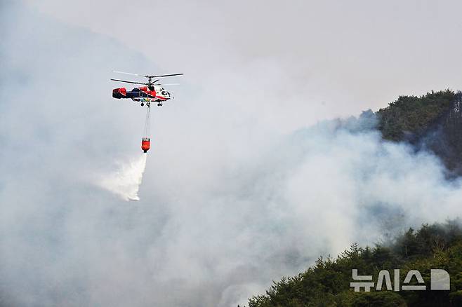 [하동=뉴시스] 차용현 기자 = 26일 오후 경북 의성에서 발생한 헬기추락 사고로 인해 운행을 중단했던 산불진화헬기가 대형 산불을 상황을 고려해 경남 하동군 옥종면 산불현장에 재 투입되고 있다. 2025.03.26. con@newsis.com