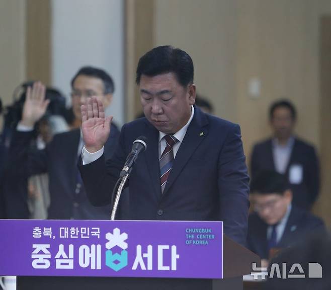 [청주=뉴시스] 서주영 기자 = 이범석 청주시장이 17일 충북 청주시 충북도청에서 열린 국회 행정안전위원회의 충북도청에 대한 국정감사에서 증인선서를 하고 있다. 2024.10.17. juyeong@newsis.com