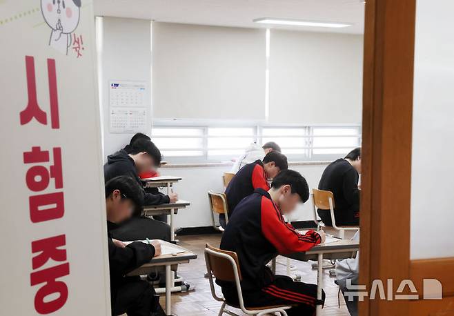 [부산=뉴시스] 하경민 기자 = 2026학년도 대학수학능력시험 대비 올해 첫 전국연합학력평가(모의고사)가 진행된 26일 부산 동구 부산고등학교 3학년 교실에서 학생들이 문제를 풀고 있다. 2025.03.26. yulnetphoto@newsis.com
