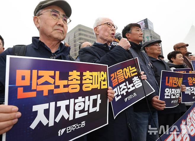 [서울=뉴시스] 김금보 기자 = 권영길 전 전국민주노동조합총연맹(민주노총) 위원장이 지난 25일 오후 서울 종로구 광화문 비상행동 단식 농성장에서 열린 '윤석열 즉각 파면을 위한 민주노총 총파업 지지, 민주노총 전직 중앙집행위원 기자회견'에서 발언하고 있다. 2025.03.25. kgb@newsis.com