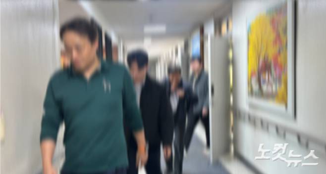 광주지검 반부패강력수사부 수사관들이 이정선 광주시교육감실에서 나오고 있다. 김한영 기자