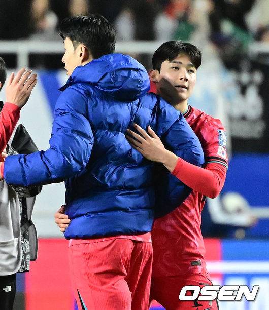 [OSEN=수원, 지형준 기자] 홍명보호가 이번에도 승리하지 못했다. 요르단과 아쉬운 무승부를 거두면서 3경기 연속 승점 1점을 추가하는 데&nbsp;만족해야 했다.홍명보 감독이&nbsp;이끄는 대한민국 축구대표팀은 25일 오후 8시 수원월드컵경기장에서 열린 2026 국제축구연맹(FIFA) 북중미 월드컵 아시아지역 3차 예선 B조 8차전에서 요르단과 1-1로 비겼다.이제 한국은 승점 16(4승 4무)으로 불안한 조 1위를 유지 중이다. 2위 요르단(승점 13), 한 경기 덜 치른 이라크(승점 12)와 격차가 크지 않다. 6월 A매치 결과에 따라 뒤집힐 가능성도 충분하다.경기를 마치고 대한민국 손흥민, 양민혁이 인사를 나누고 있다. 2025.03.25 / jpnews@osen.co.kr