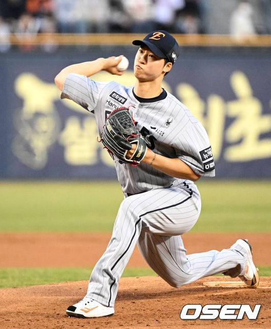 [OSEN=잠실, 이대선 기자] 26일 오후 서울 잠실야구장에서 2025 신한 SOL Bank KBO리그 LG 트윈스와 한화 이글스의 경기가 열렸다.LG는 임찬규, 한화는 엄상백을 선발 투수로 내세웠다.1회말 무사에서 한화 선발투수 엄상백이 역투하고 있다. 2025.03.26 /sunday@osen.co.kr