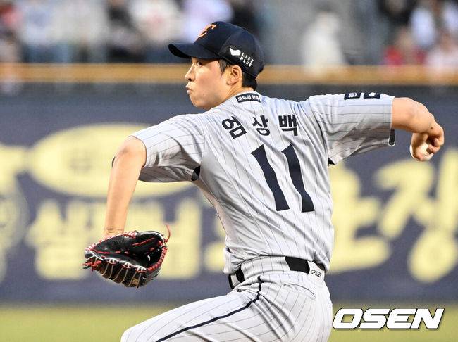 [OSEN=잠실, 이대선 기자] 16일 오후 서울 잠실야구장에서 2025 신한 SOL Bank KBO리그 LG 트윈스와 한화 이글스의 경기가 열렸다.LG는 임찬규, 한화는 엄상백을 선발 투수로 내세웠다.1회말 무사에서 한화 선발투수 엄상백이 역투하고 있다. 2025.03.26 /sunday@osen.co.kr