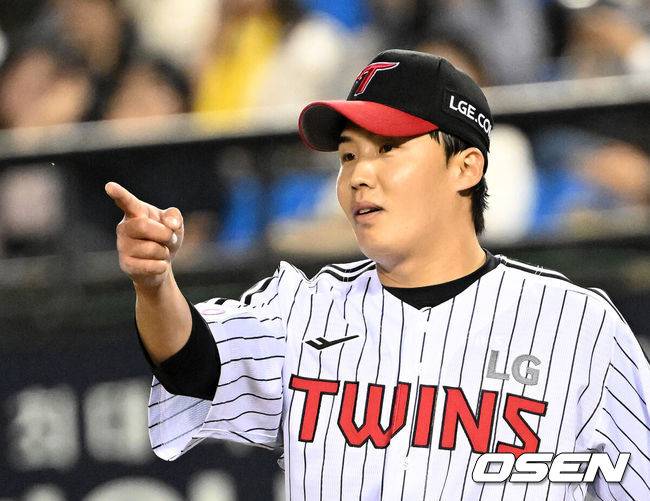 [OSEN=잠실, 이대선 기자] 26일 오후 서울 잠실야구장에서 2025 신한 SOL Bank KBO리그 LG 트윈스와 한화 이글스의 경기가 열렸다.LG는 임찬규, 한화는 엄상백을 선발 투수로 내세웠다.4회초 2사 1루에서 LG 임찬규가 문보경 호수비에 환호하고 있다. 2025.03.26 /sunday@osen.co.kr