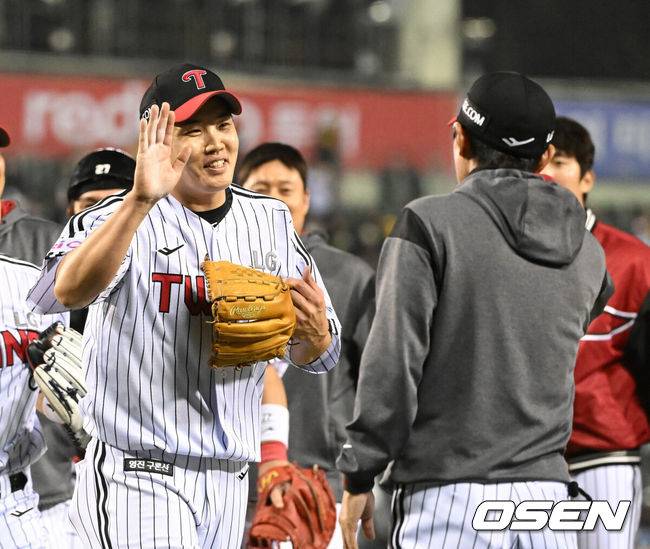 [OSEN=잠실, 이대선 기자] 프로야구 LG 트윈스 투수 임찬규가 데뷔 첫 완봉승을 거뒀다.&nbsp;LG는 26일 서울 잠실구장에서 열린 2025 KBO리그 한화와&nbsp;경기에서 4-0으로 승리했다.&nbsp;LG 선발투수 임찬규는 2피안타 2볼넷 5탈삼진 무실점으로 완봉승을 장식했다.&nbsp;8회까지 87개를 던지며 무실점을 이어간 임찬규는 9회에도 마운드에 올랐다. 첫 타자 김태연을 초구에 3루수 땅볼로 아웃을 잡았다. 문현빈을 97구째 투수 직선타로 잡아냈다.&nbsp;플로리얼을 상대로 투수 땅볼로 처리하며 완봉승에 성공했다.경기 종료 후 완봉승을 거둔 LG 임찬규가 염경엽 감독과 기쁨을 나누고 있다. 2025.03.26 /sunday@osen.co.kr