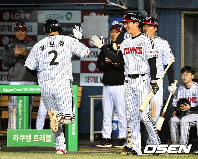 [OSEN=잠실, 이대선 기자] 26일 오후 서울 잠실야구장에서 2025 신한 SOL Bank KBO리그 LG 트윈스와 한화 이글스의 경기가 열렸다.LG는 임찬규, 한화는 엄상백을 선발 투수로 내세웠다.4회말 무사에서 LG 문보경이 중월 솔로 홈런을 치고 홈에서 오지환의 축하를 받고 있다. 2025.03.26 /sunday@osen.co.kr