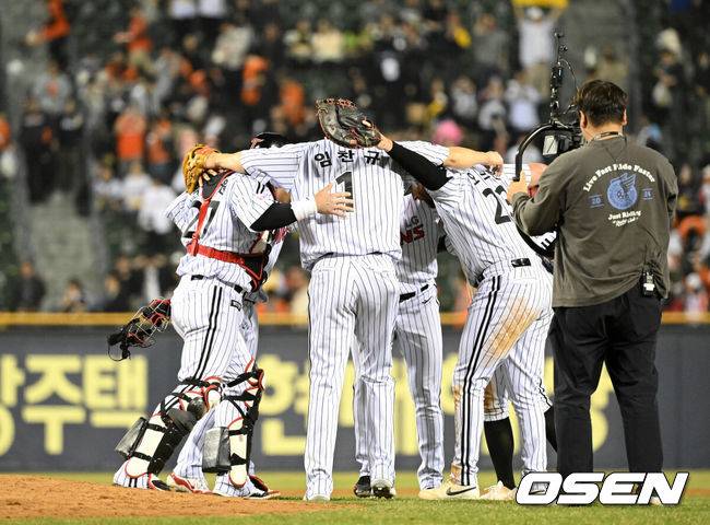 [OSEN=잠실, 이대선 기자] 프로야구 LG 트윈스 투수 임찬규가 데뷔 첫 완봉승을 거뒀다.&nbsp;LG는 26일 서울 잠실구장에서 열린 2025 KBO리그 한화와&nbsp;경기에서 4-0으로 승리했다.&nbsp;LG 선발투수 임찬규는 2피안타 2볼넷 5탈삼진 무실점으로 완봉승을 장식했다.&nbsp;8회까지 87개를 던지며 무실점을 이어간 임찬규는 9회에도 마운드에 올랐다. 첫 타자 김태연을 초구에 3루수 땅볼로 아웃을 잡았다. 문현빈을 97구째 투수 직선타로 잡아냈다.&nbsp;플로리얼을 상대로 투수 땅볼로 처리하며 완봉승에 성공했다.경기 종료 후 완봉승을 거둔 LG 임찬규가 동료들과 환호하고 있다. 2025.03.26 /sunday@osen.co.kr
