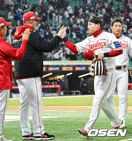 [OSEN=인천, 박준형 기자] 프로야구 SSG 랜더스가 지난 경기 연장전 패배를 설욕하고 주중 3연전 1승 1패 균형을 맞췄다. SSG는 26일 인천 SSG랜더스필드에서 열린 ‘2025 신한은행 SOL Bank KBO리그’ 롯데 자이언츠와의 경기에서 3-1로 승리했다.경기종료후 결승홈런 주인공 최지훈이 이숭용 감독과 하이파이브를 하고 있다.    2025.03.26 / soul1014@osen.co.kr
