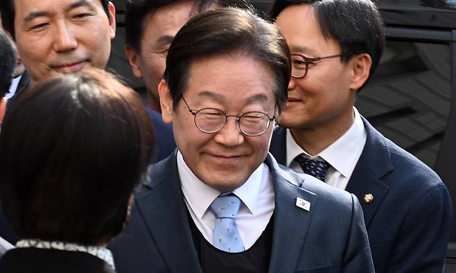 더불어민주당 이재명 대표가 26일 서울 서초구 서울고등법원에서 열린 공직선거법 위반 항소심에서 무죄를 선고받은 뒤 법정을 나서고 있다. 사진공동취재단